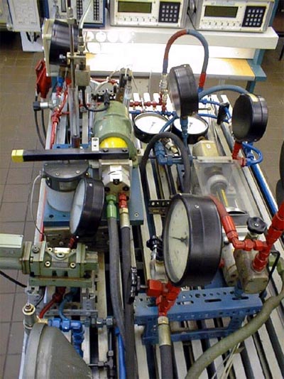 Foto 9: Hydraulische und Pneumatische Antriebe und Steuerungen