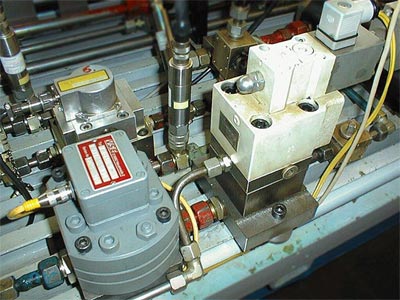 Foto 10: Hydraulische und Pneumatische Antriebe und Steuerungen