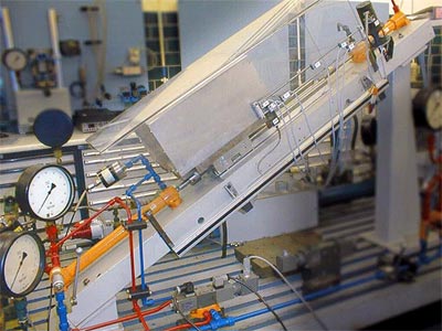 Foto 13: Hydraulische und Pneumatische Antriebe und Steuerungen
