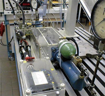 Foto 14: Hydraulische und Pneumatische Antriebe und Steuerungen