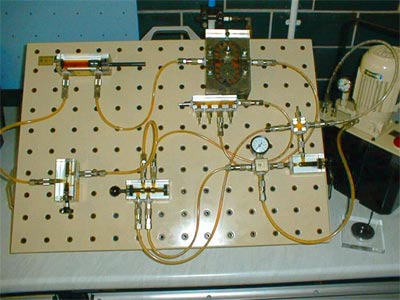 Foto 16: Hydraulische und Pneumatische Antriebe und Steuerungen