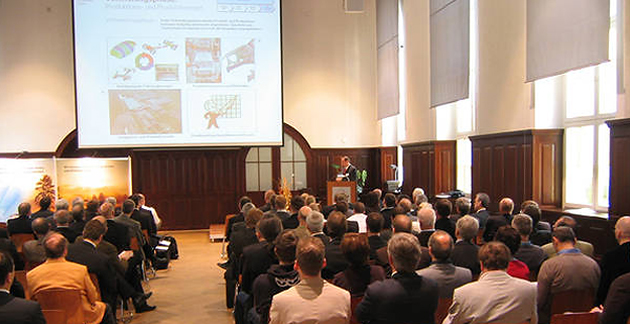Foto: Teilnehmer sitzen in der Aula am Ring und hören einem Vortrag zu. Vortrag Symposium Produktionstechnik 
