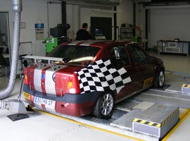Foto 2: Leistungsmessung am Dacia Logan auf einem Prüfstand der Kraftfahrzeugtechnik.