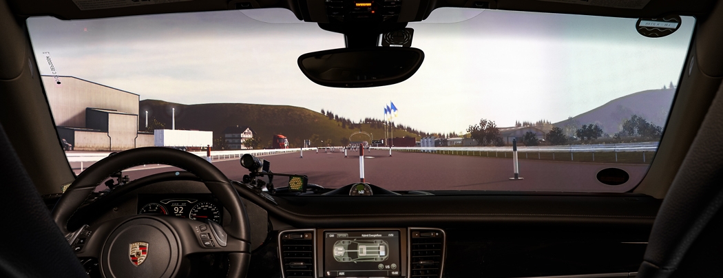 Foto: Blick über der Armatur zur Frontscheibe hinaus, auf die virtuelle Straße.
