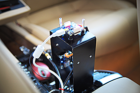 Foto: Erfassung der Fahrdynamik. Ein elektronisches Messgerät in der Mittelkonsole.
