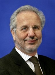 Foto von Prof. Dr.-Ing. Giovanni Cipolla im Anzug vor blauem Hintergrund