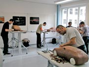 Foto: Studierende modellieren Karosserieformen in einem Lehrraum.