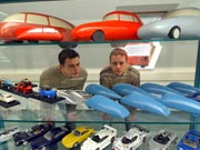 Foto: Studierende betrachten die Modellsammlung Karosseriebau.