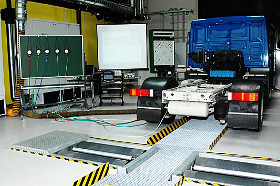 Foto: Raum 145 LKW-Prüfung in einem Labor.