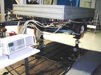 Foto 2: Pkw-Anhänger aufgebockt in einem Labor.