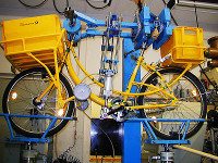 Foto 12: Fahrrad der Post in einem Prüfstand.