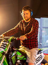 Foto: Dr.-Ing. Tobias Dost sitzt mit Gehörschutz auf einem Motorrad