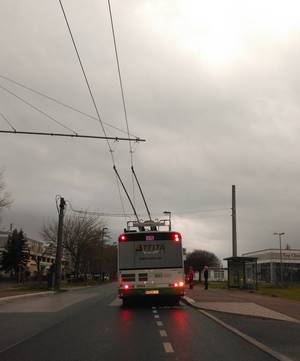Foto 1: Ein angedrahteter Oberleitungsbus.