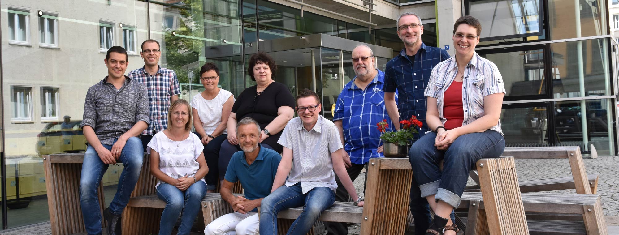 Gruppenfoto: Die Fachgruppe Informatik vor der Hauptbibliothek.
