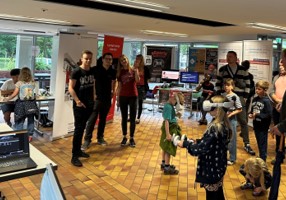 Foto: Lange Nacht der Technik, Besucher und Kinder