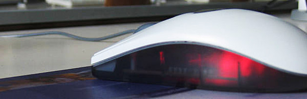 Foto: Seitlicher Blick auf eine Computermaus.