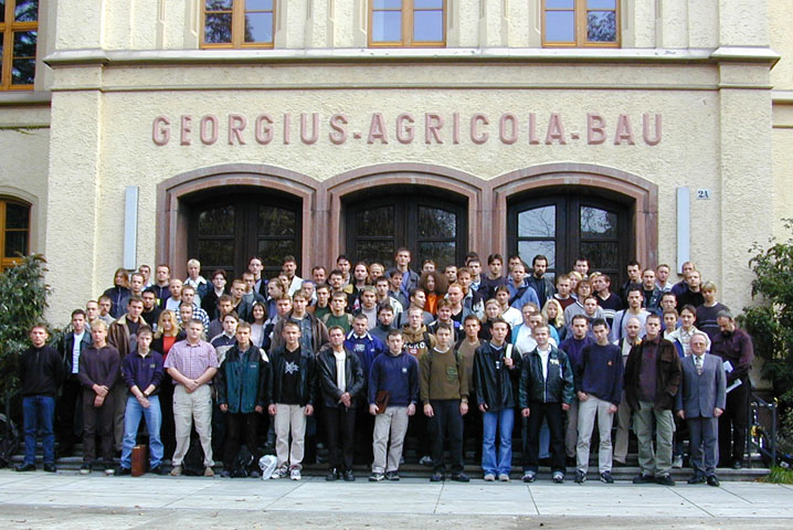 Gruppenfoto: Studenten des Jahrgangs 2000