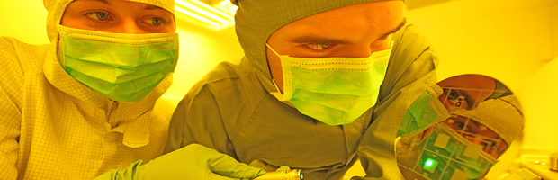 Bannerfoto: Zwei Personen mit Schutzkleidung, Handschuhen und Mundschutz in einem Labor. Nanotechnologie (Master)