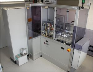 PDF: Foto der Beschichtungsanlage ALD 150.