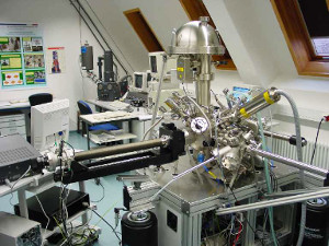 Foto: Ausstattung des Labors. Oberflächenanalytik / Elektronenmikroskopie.