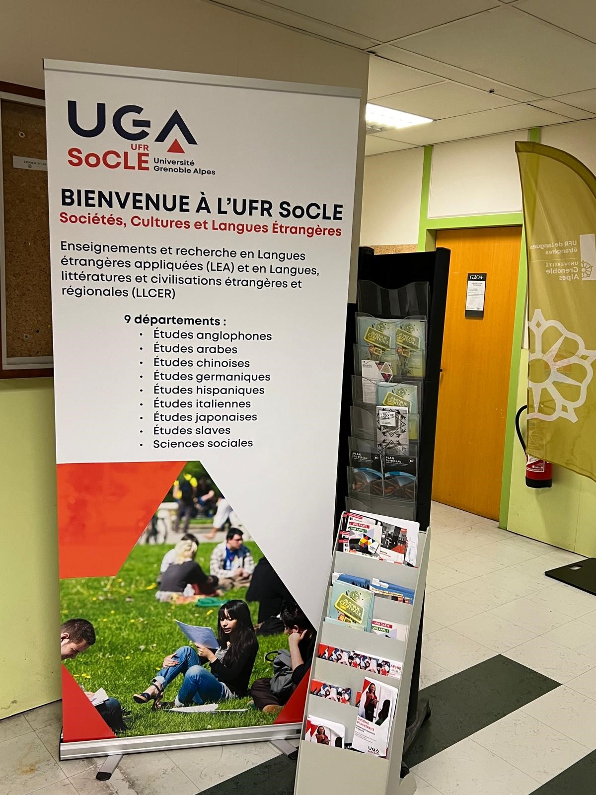 Foto: Besuch der Partneruniversität in Grenoble, Banner der Fakultät SoCLE