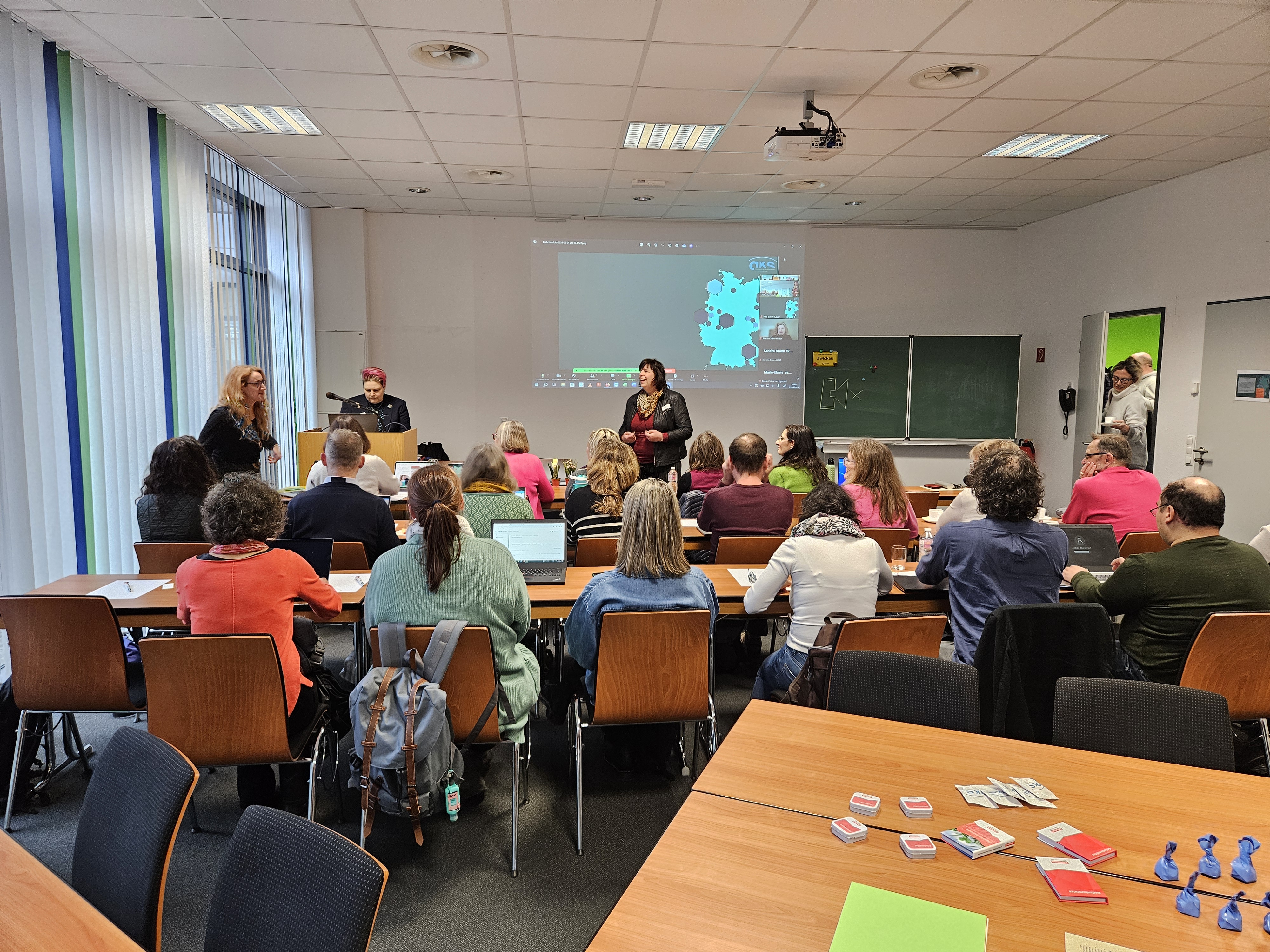 Foto: Menschen hören einem Vortrag zu