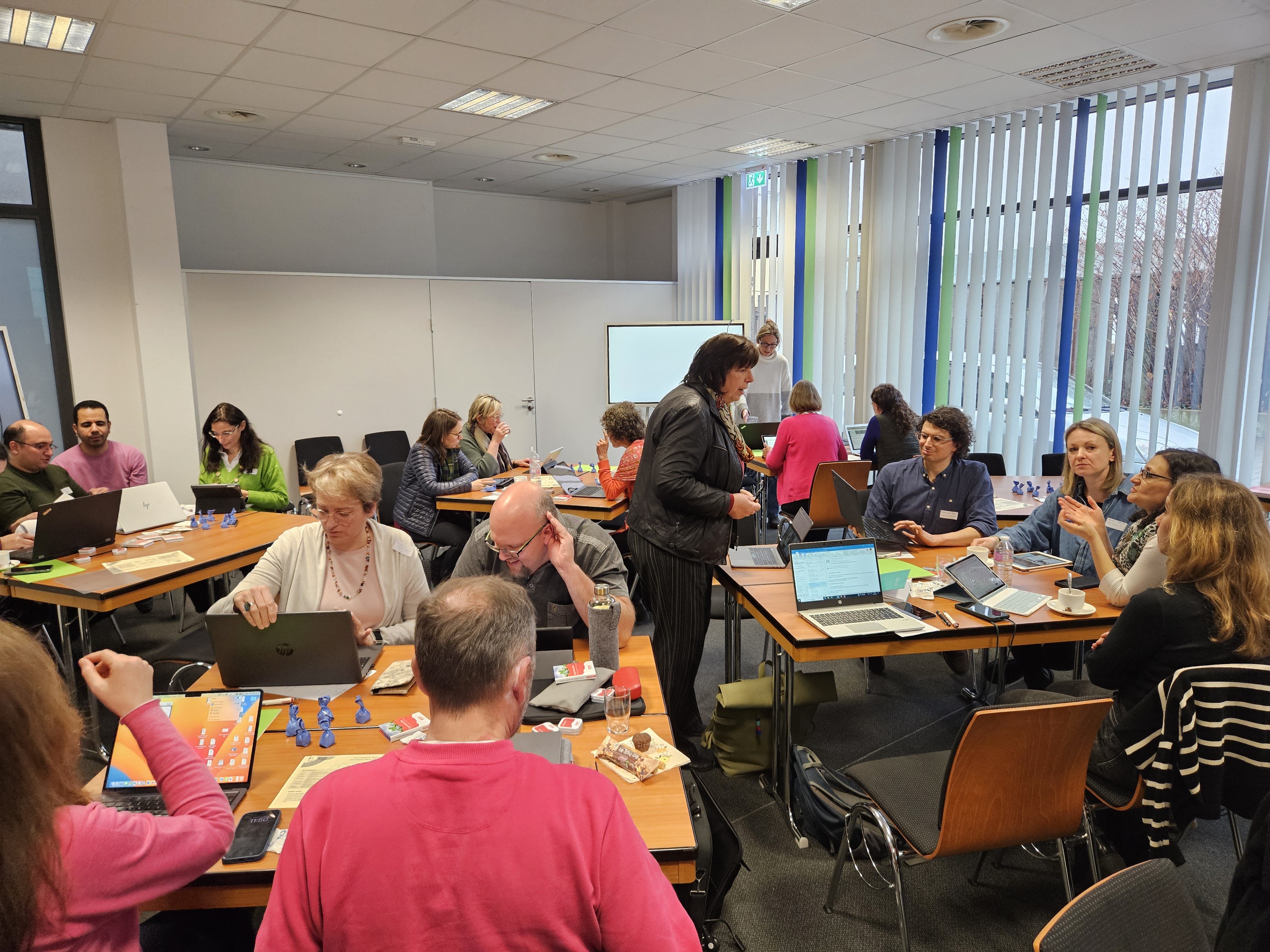 Foto: Arbeitsgruppen an Tischen