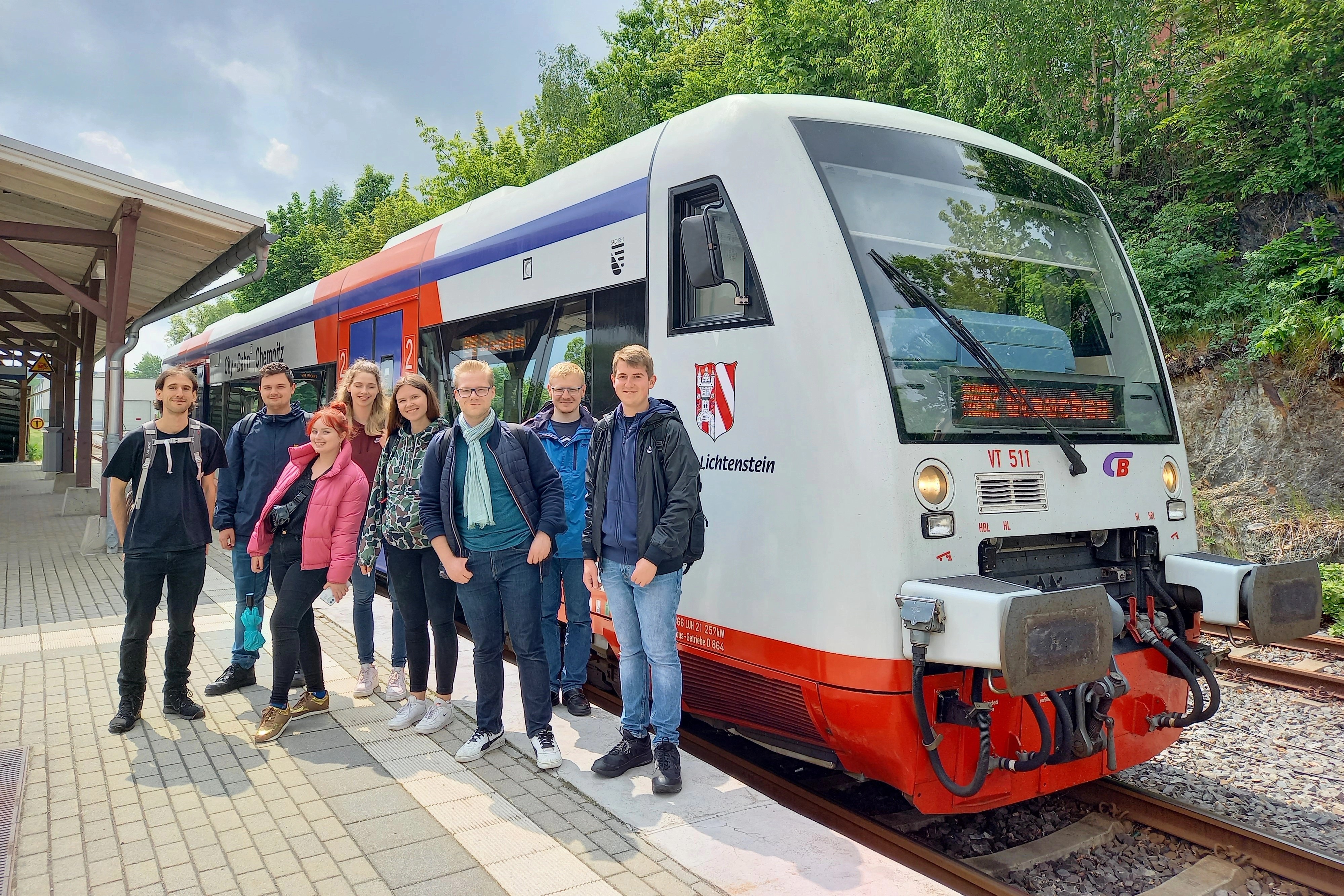 Foto: Gruppenfoto, Studierende vor einer Regionalbahn