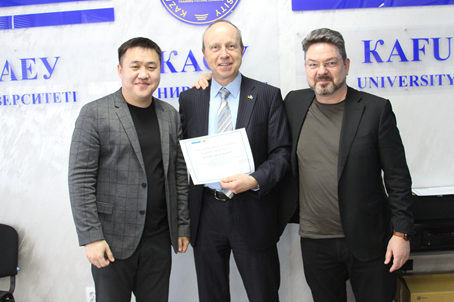 Foto: Gruppenfoto, Prof. Zhasulan Baikenov (Prorektor der KAFU); Prof. Christian Brauweiler; Prof. Bernd Zirkler. 