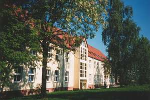Foto: Vorderansicht. Haus Institut für Management und Information