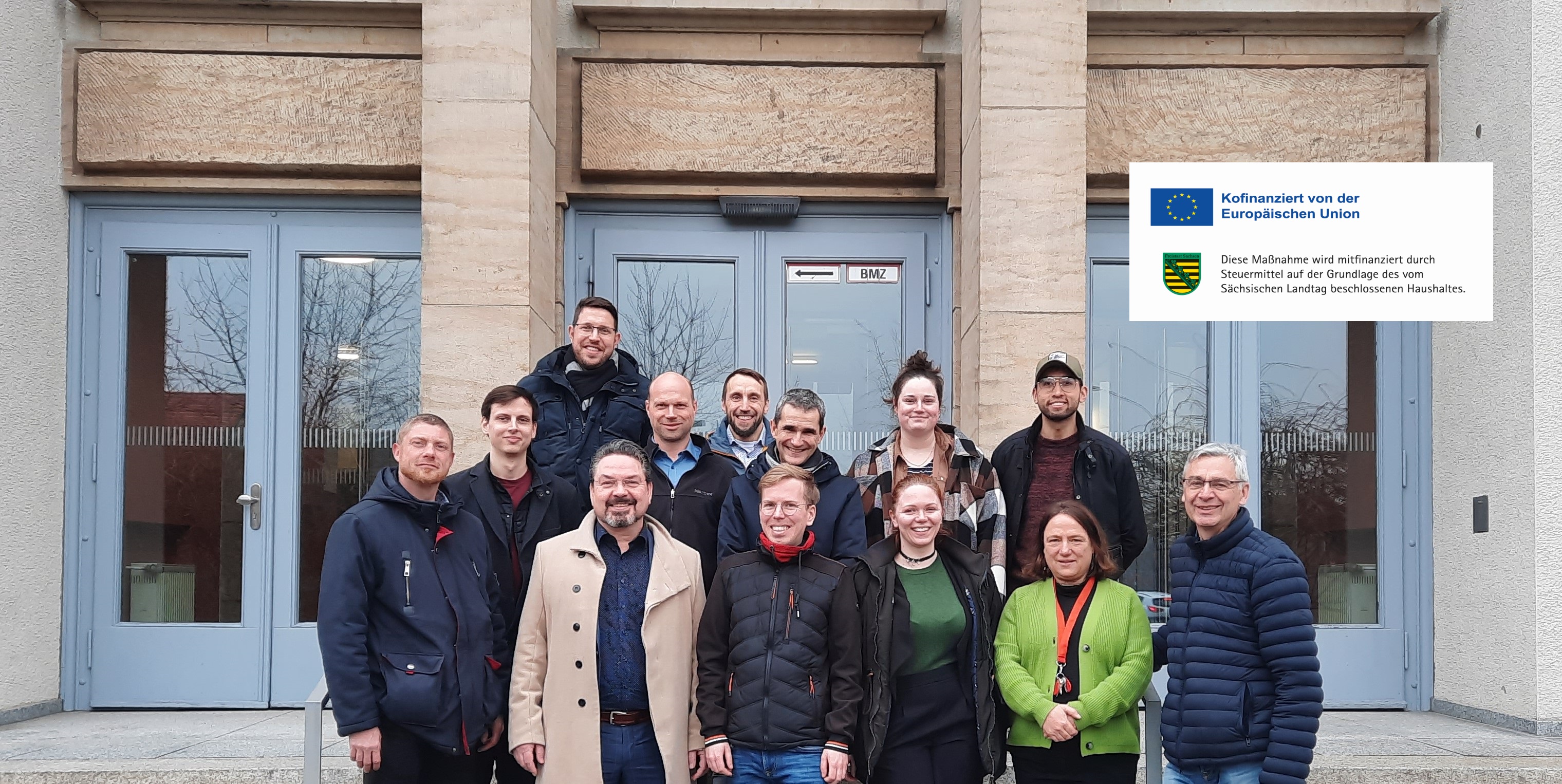 Foto: Projektteam der Nachwuchsforschergruppe "FungiMat", eine Gruppe von Personen schaut in die Kamera