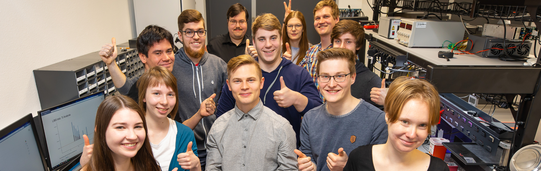 Foto: Gruppenbild Studentische Hilfskräfte, Dissertationen und Praktika am Fraunhofer AZOM