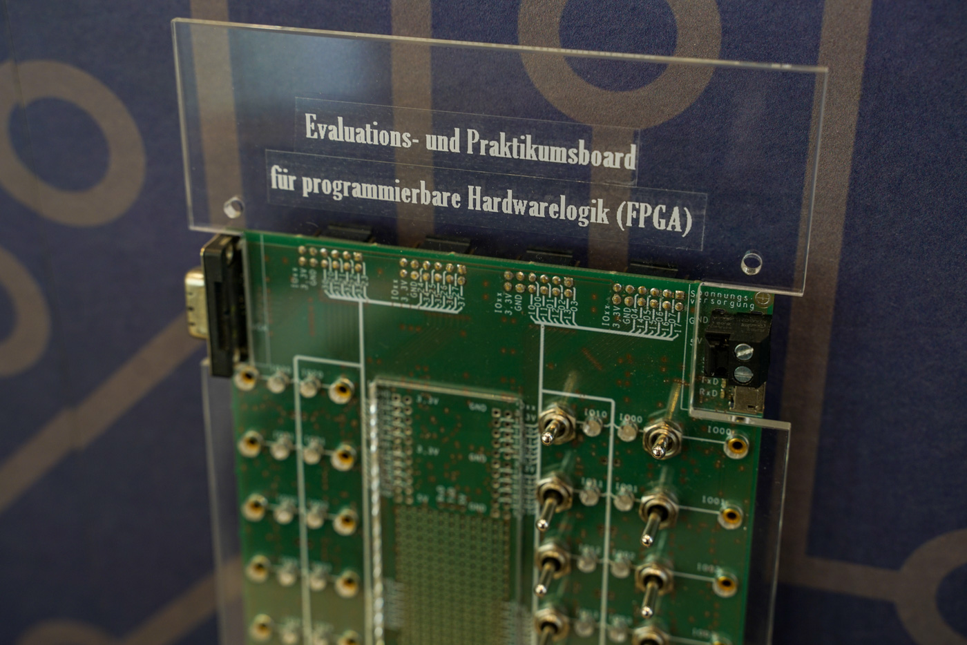 Auf dem Foto sieht man eine Nahaufnahme des ausgestellten Evaluations- und Praktikumsboards.