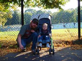 Foto: Zu sehen ist. Student mit seinem Kind, welches im Kinderwagen sitzt.