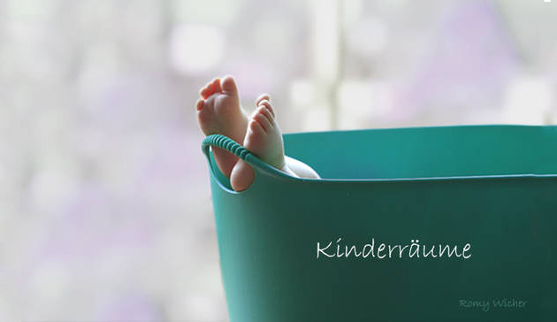 Symbolbild: kinderträume. Füße eines Kindes schauen aus einer Badewanne heraus.