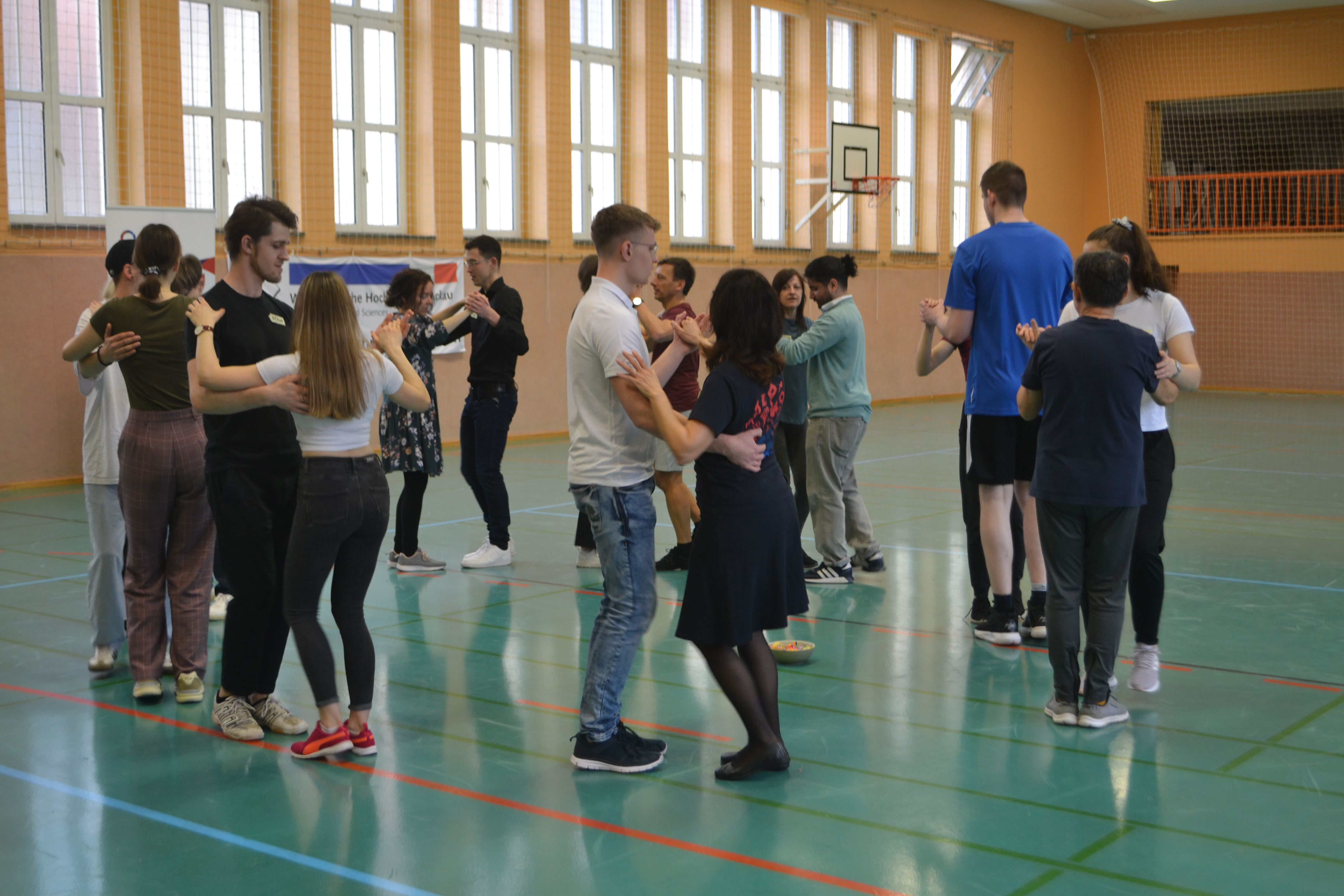 Foto: tanzende Personen in Turnhalle - Salsakurs