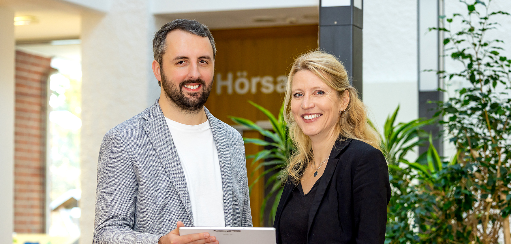 Mann und Frau lachen auf dem Bild