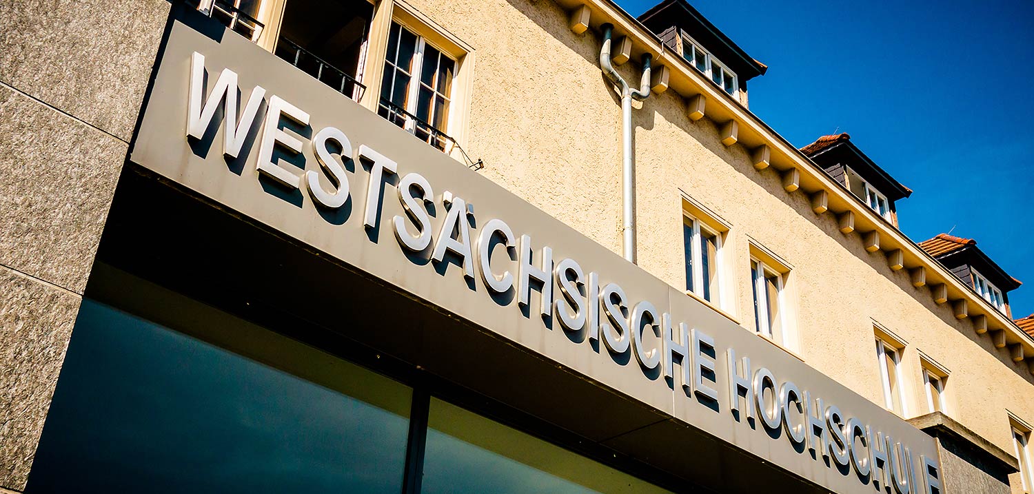 Titelbild Organisation - Eingang Kornmark Campus Innenstadt, Schriftzug Westsächsische Hochschule Zwickau