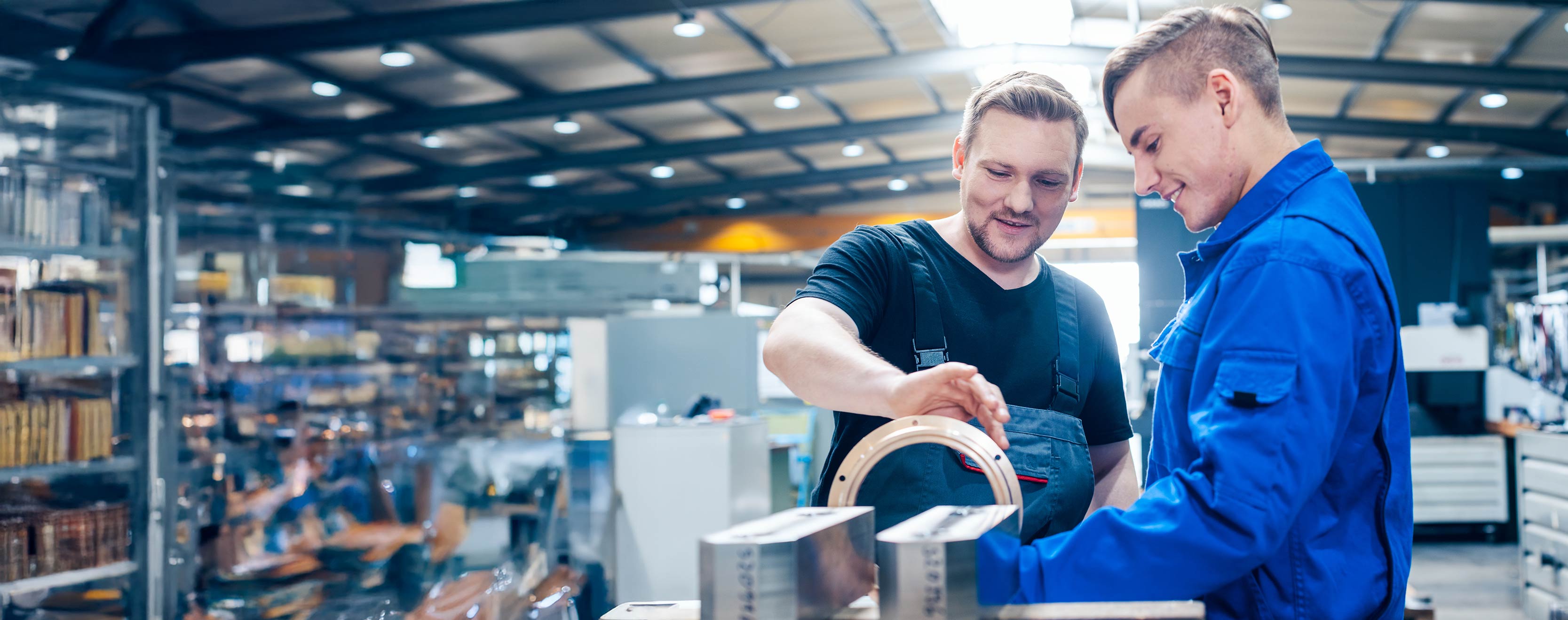 Zwei Studierende in der Praxis