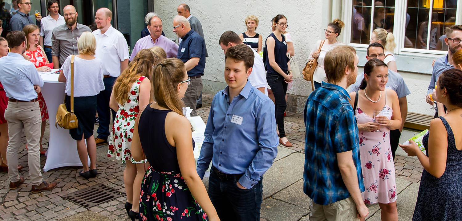 Titelbild Alumni - Treffen von Alumnis