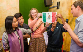 Foto: Mia Reich mit anderen Studierenden auf einem Gruppenbild.