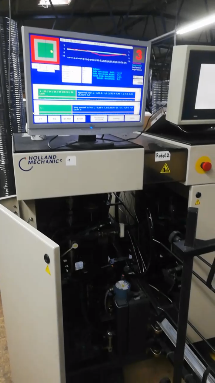 PC mit Schaltschrank untendrunter und Wuchtmaschine rechts