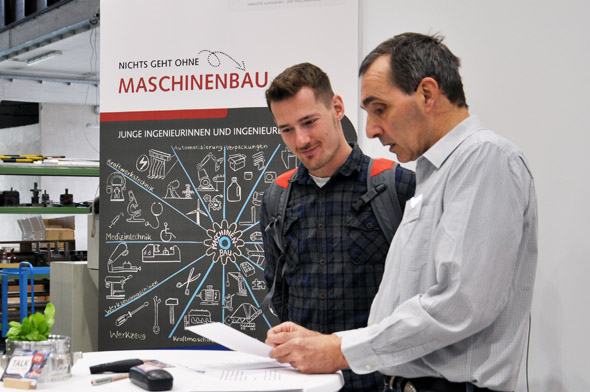 Professor mit ehemaligen Absolvent im Gespräch