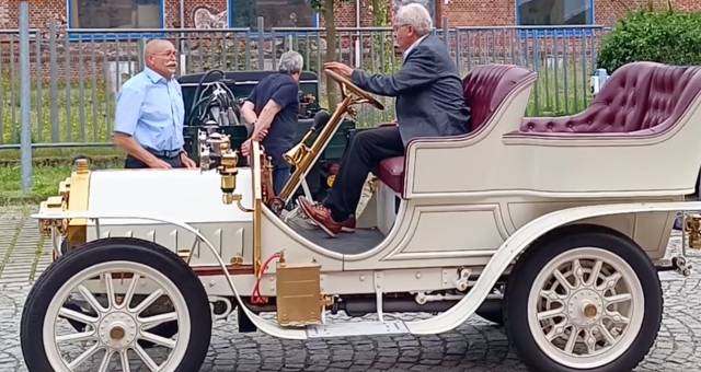 Seitenansicht des nachgebauten Oldtimers mit dem Vorsitzenden des Fördervereins und Fahrer