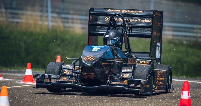 Rennwagen des WHZ Racing-Team zwischen Verkehrskegeln.