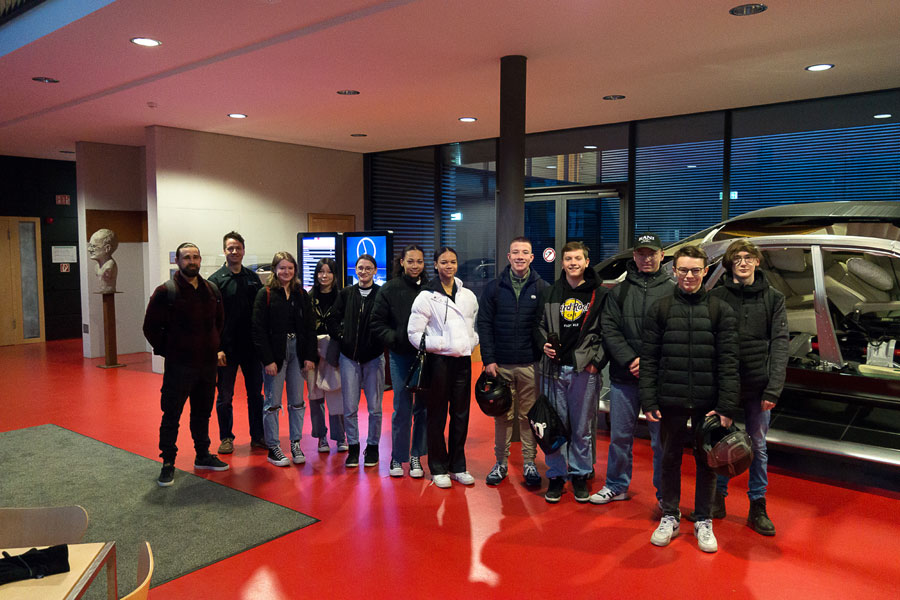 Die Schülerinnen und Schüler stehen im Foyer des August-Horch-Bau neben dem Audi-Schnittmodell (Foto: WHZ/M. Schwedler)