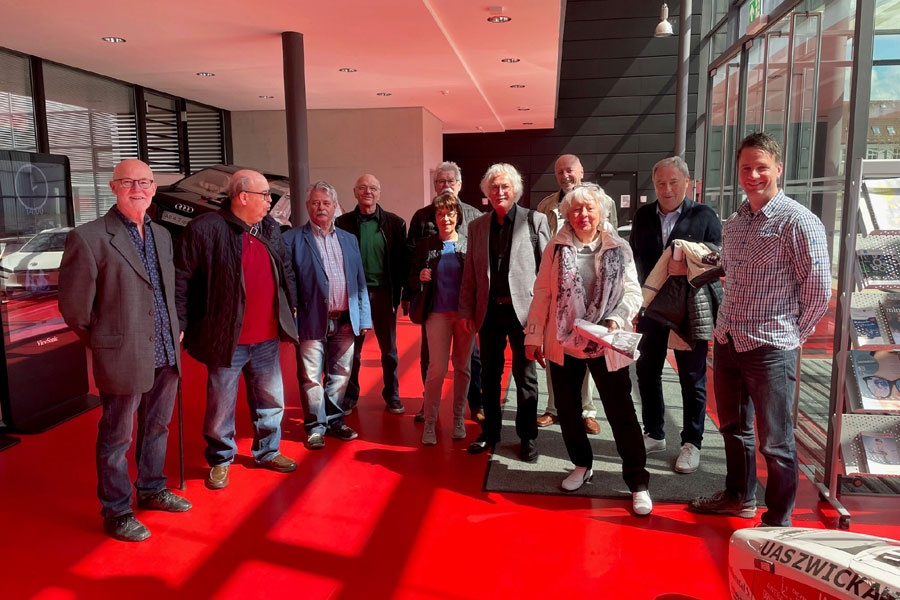 Die ehemaligen Absolventen stehen zusammen mit dem leitenden Laboringenieur im Foyer des AHB (Foto: WHZ/M. Schwedler)