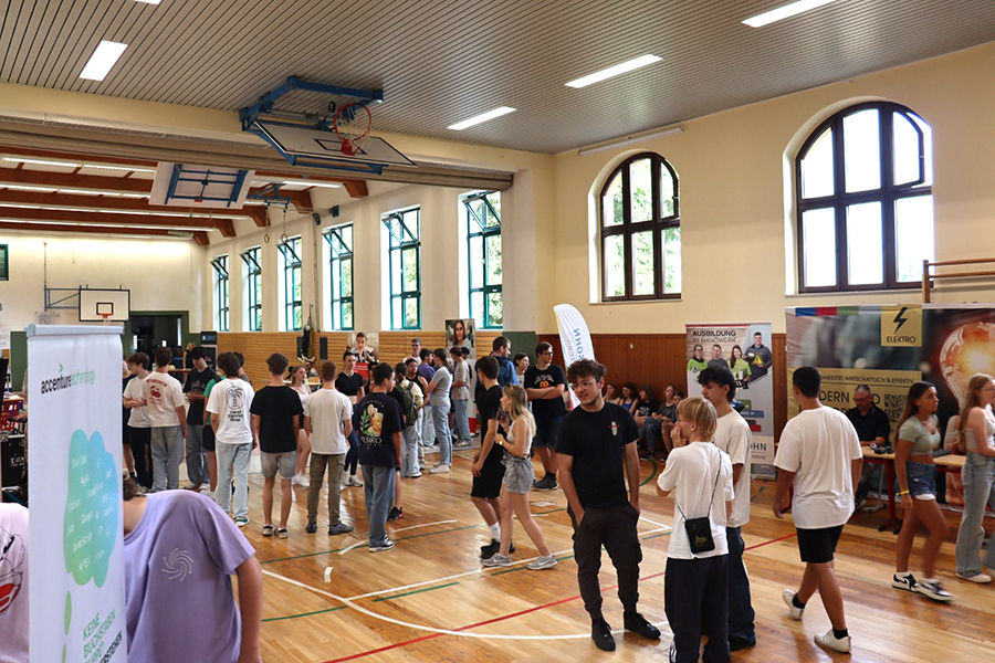 In der Turnhalle des Gymnasium fand die Studienorietierungsveranstaltung statt. Viele Schüler der 10. bis 12. Klasse informierten sich an den Infoständen.