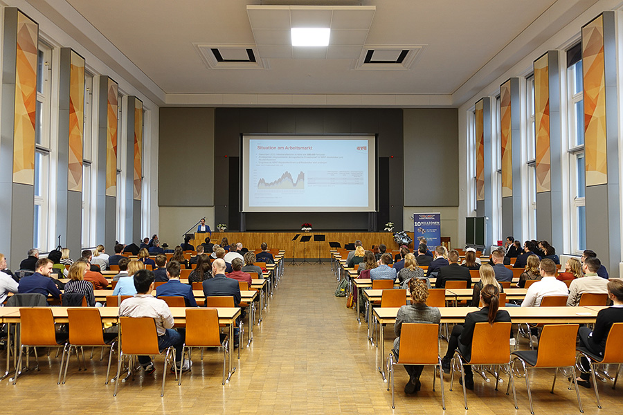 Absolventen mit Begleitung in der Aula Campus Scheffelberg zur Exmatrikulationsfeier