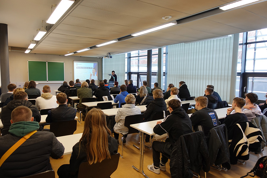 Vortrag zum Studiengang Kraftfahrzeugtechnik (Foto:WHZ/M.Schwedler)